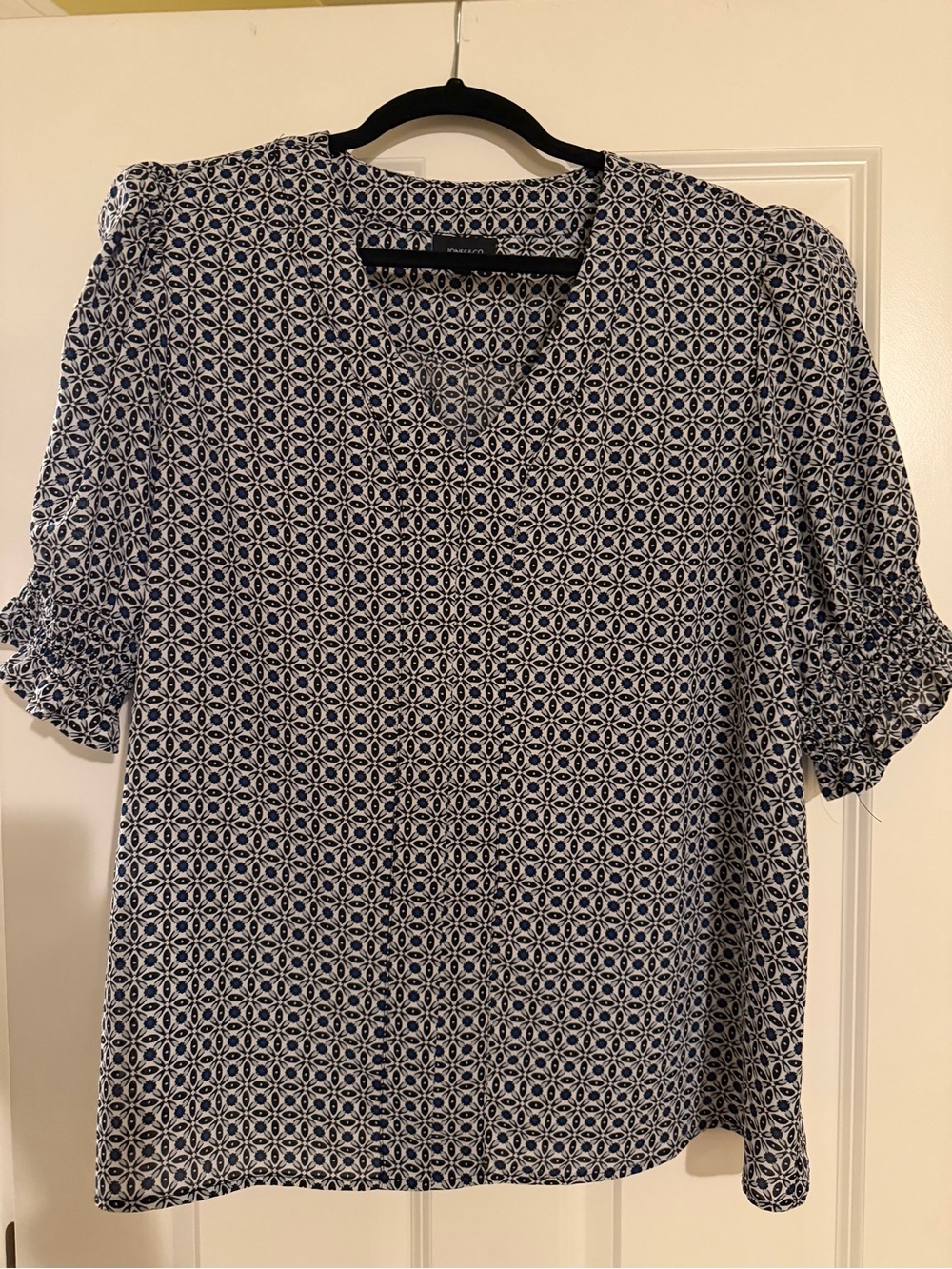 Jones New York Navy and White Geometric Short Sleeve Top